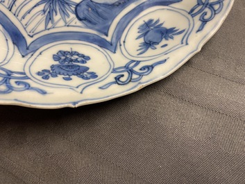 Un plat et deux assiettes en porcelaine de Chine en bleu et blanc de type kraak &agrave; d&eacute;cor de canards, Wanli